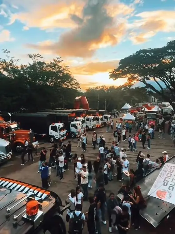 Público y exhibición de camiones al atardecer en la edición anterior
